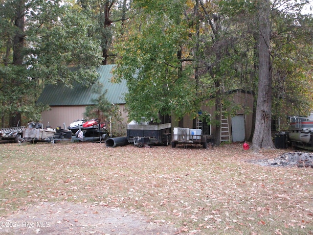 view of yard with an outdoor structure