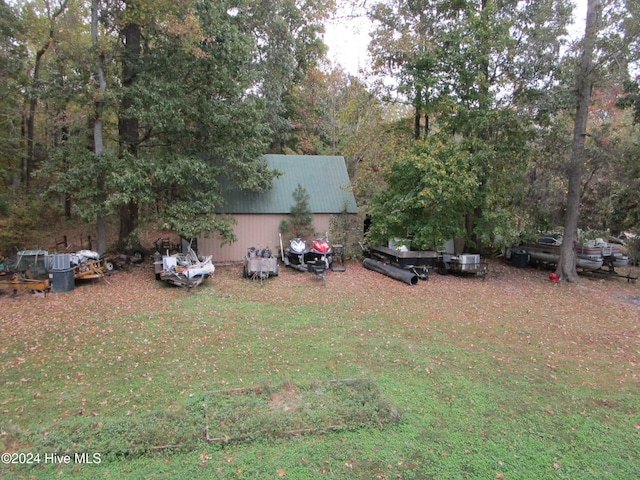 view of yard featuring an outbuilding and a pole building