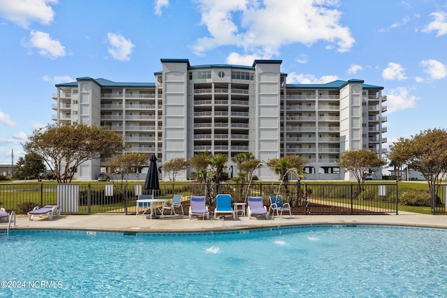 view of swimming pool featuring pool water feature