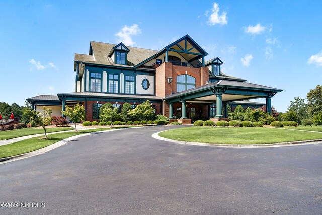 view of front of house featuring a front lawn and brick siding