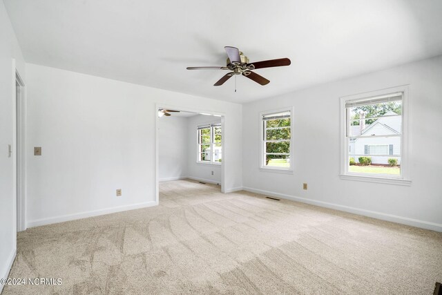 carpeted empty room featuring ceiling fan