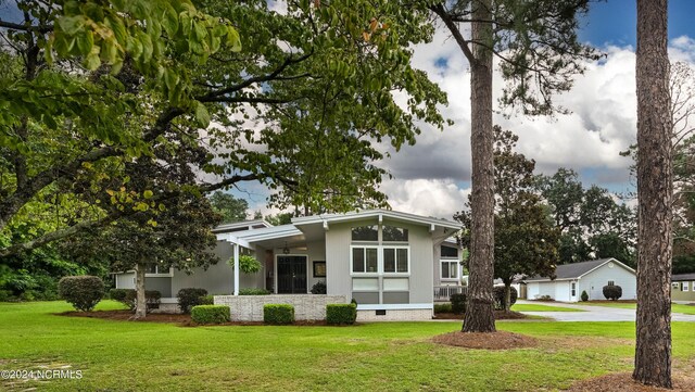 view of front facade featuring a front yard