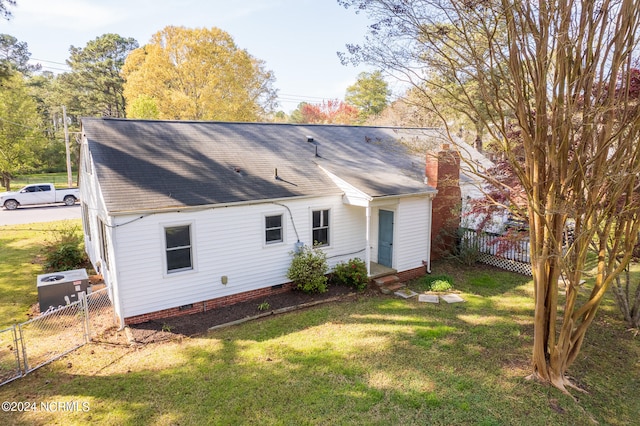 rear view of house featuring a lawn