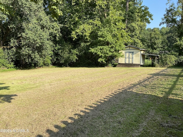 view of yard with an outdoor structure