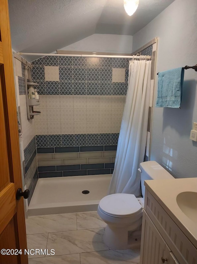 bathroom featuring vanity, toilet, a shower with shower curtain, and a textured ceiling