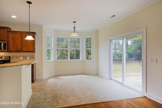 kitchen featuring light wood-type flooring, decorative backsplash, stove, crown molding, and pendant lighting