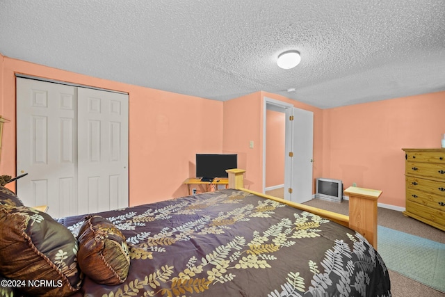 bedroom with carpet flooring, a textured ceiling, and a closet