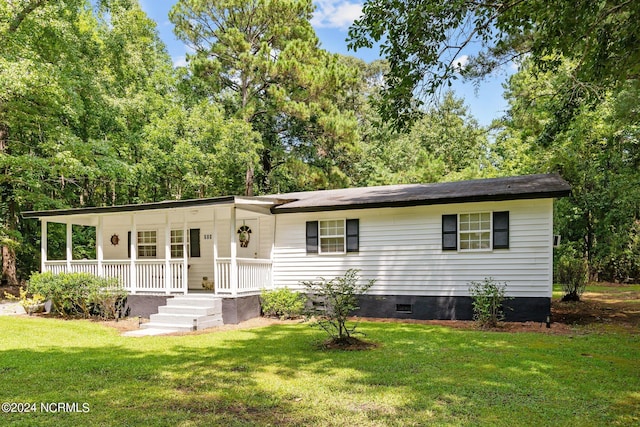 view of front of home featuring crawl space, covered porch, and a front yard