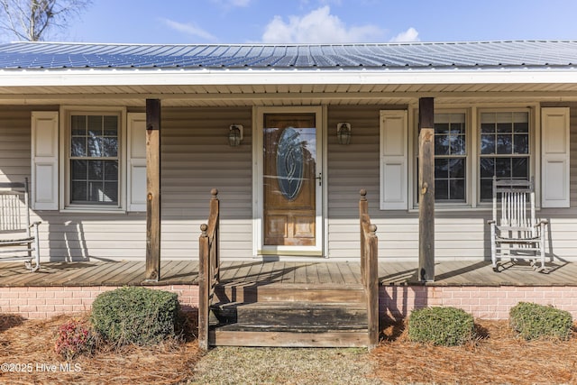 entrance to property featuring covered porch