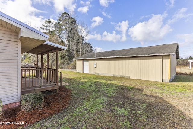 view of yard featuring an outdoor structure