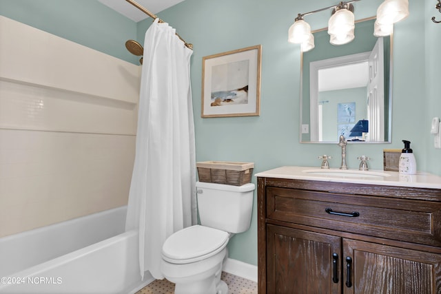 full bathroom featuring toilet, shower / bathtub combination with curtain, baseboards, and vanity