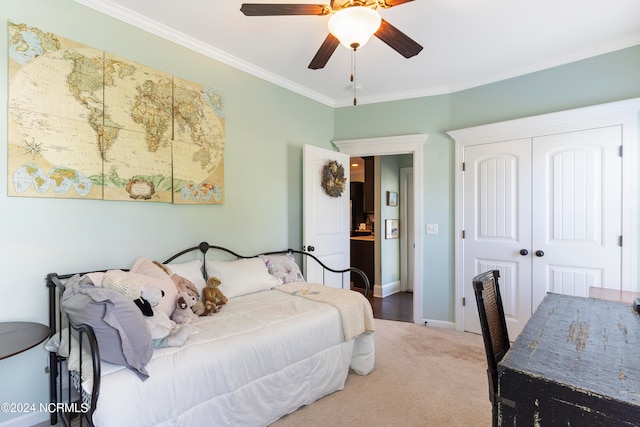 bedroom featuring carpet floors, crown molding, ceiling fan, and a closet