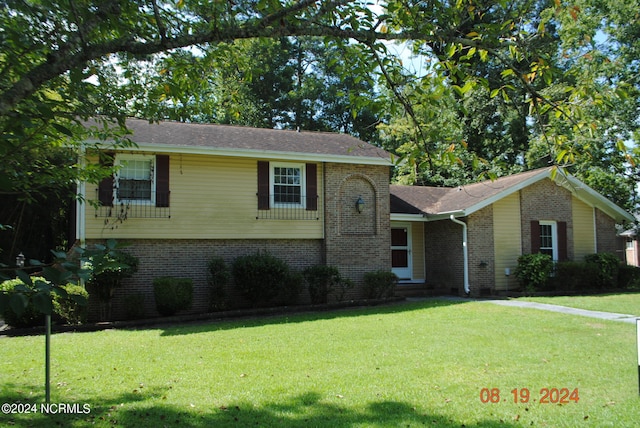 split level home featuring a front lawn