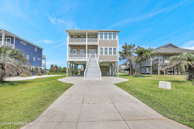 view of front facade featuring a front yard and a carport