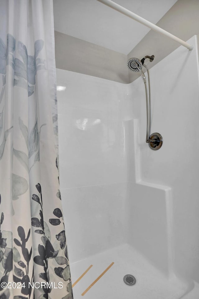 bathroom featuring curtained shower