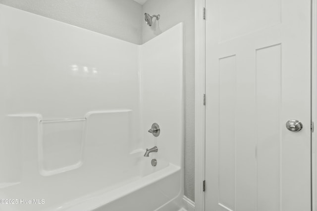 bathroom with bathtub / shower combination