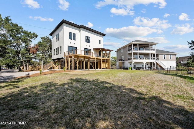 back of house featuring a lawn