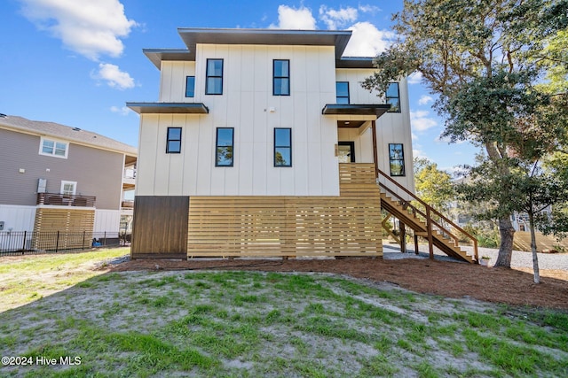 view of front of home with a front lawn