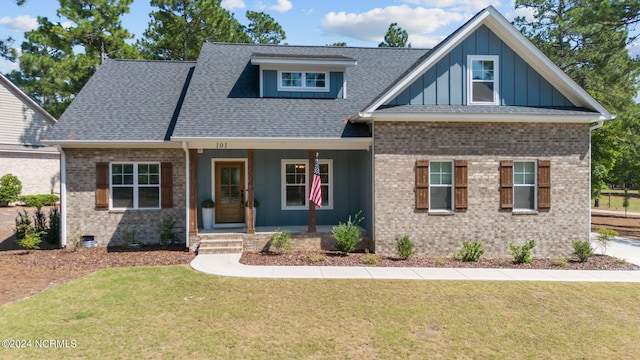 view of front of property featuring a front lawn and a porch