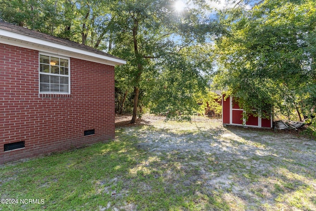 view of yard featuring an outbuilding and a shed