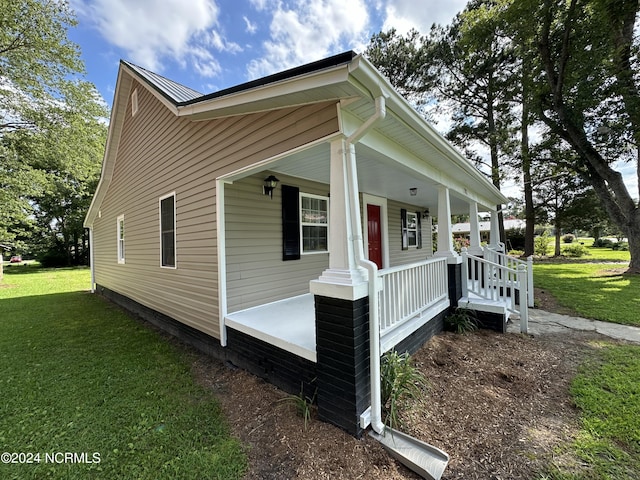 view of front facade with covered porch and a front lawn