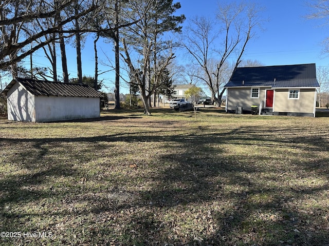 view of yard featuring an outbuilding