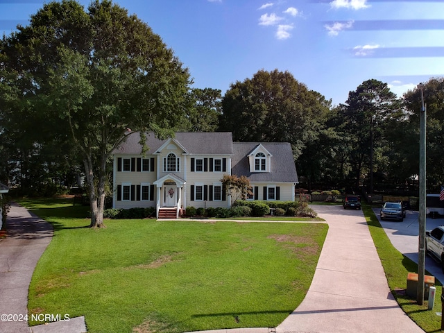 view of front of home featuring a front lawn