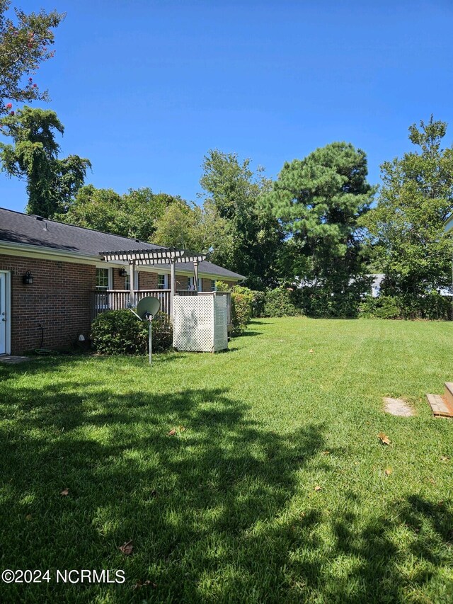 view of yard with a pergola