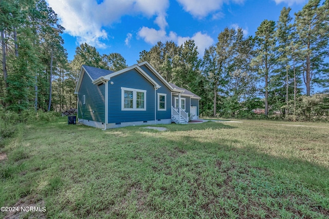 view of front of house featuring crawl space, entry steps, and a front lawn