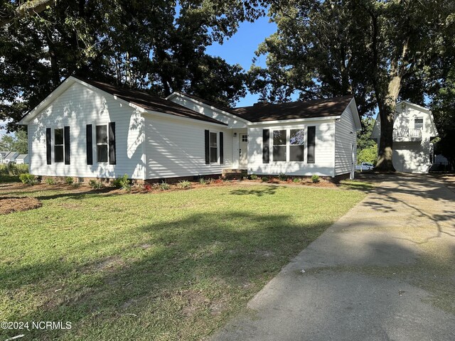 view of front of property featuring a front yard