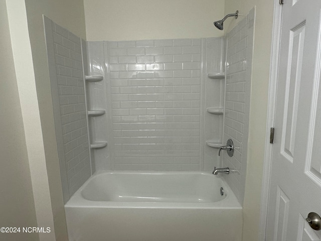 bathroom with tiled shower / bath combo