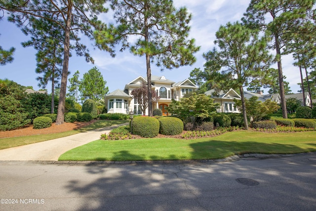 view of front of house featuring driveway and a front lawn