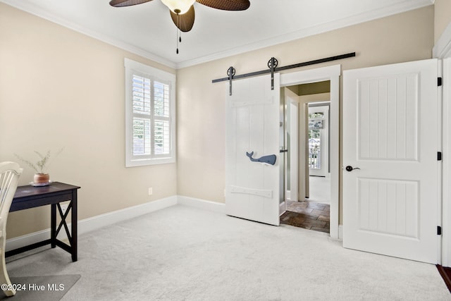 bedroom with ceiling fan, a barn door, light carpet, baseboards, and ornamental molding