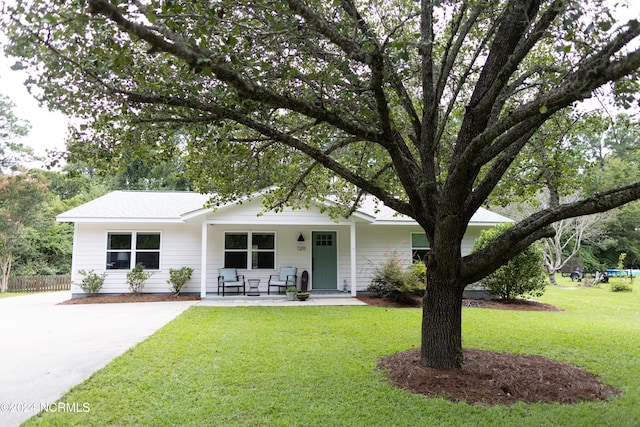 ranch-style home with a front lawn and a porch