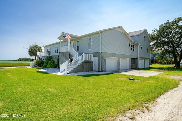 view of front of house featuring a front lawn and a garage