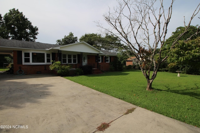 single story home with a front lawn