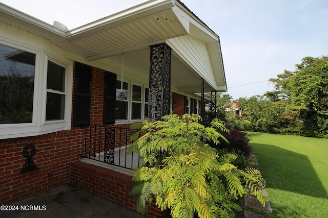 view of side of property featuring a yard