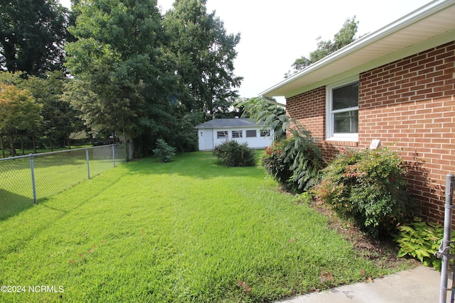 view of yard with an outdoor structure