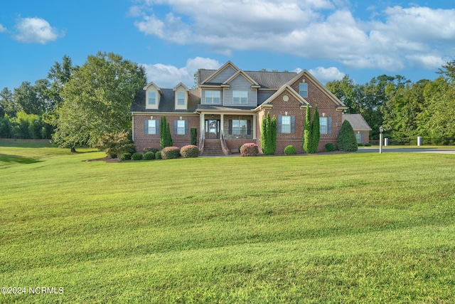 view of front of property featuring a front lawn