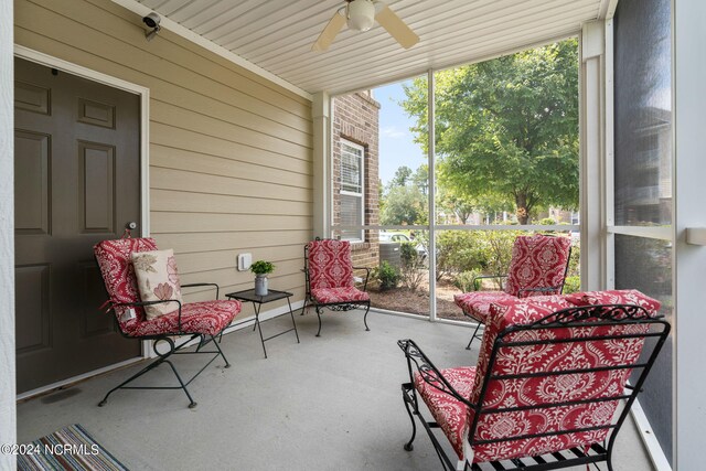 sunroom with ceiling fan