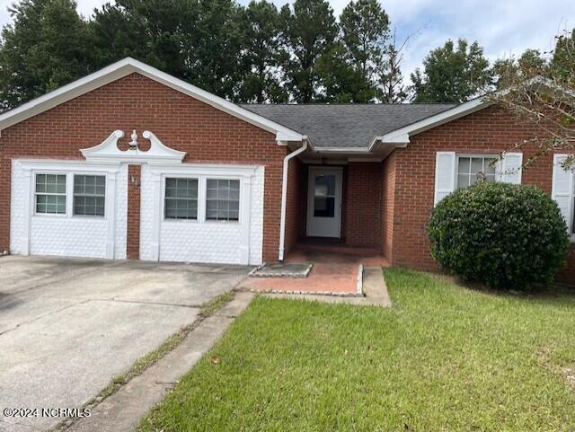 single story home featuring a front yard