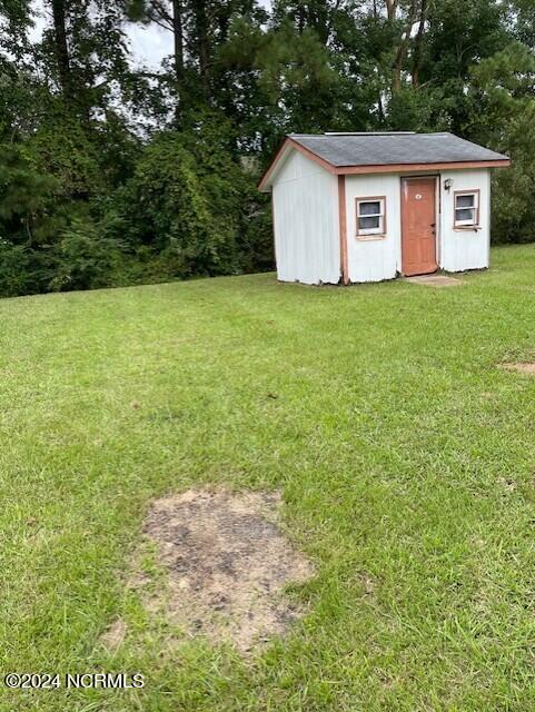 view of yard featuring a shed