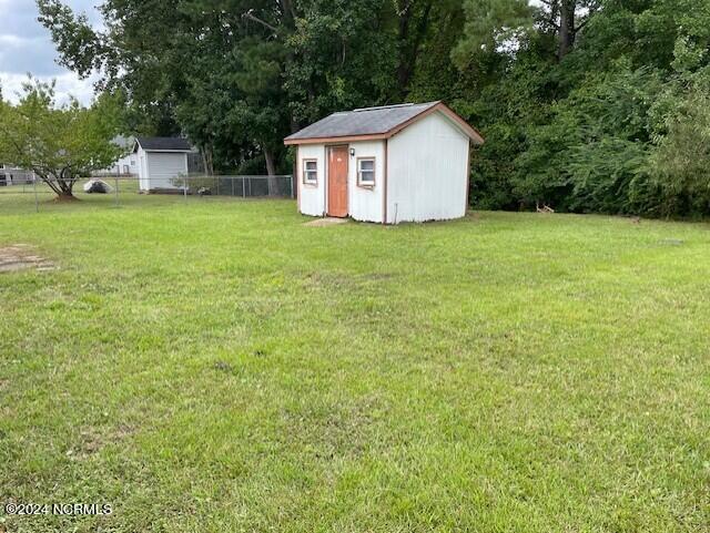 view of yard featuring a storage unit