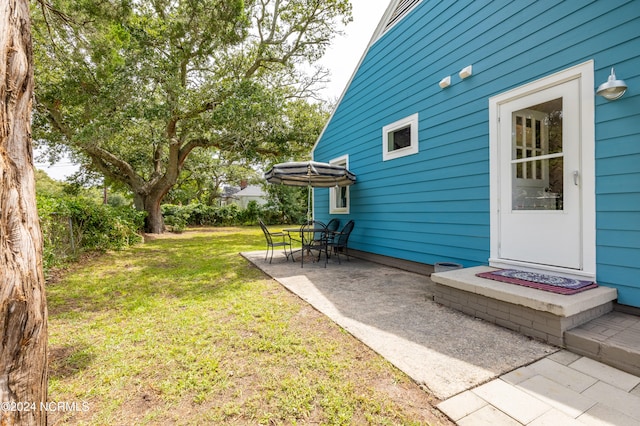 view of yard with a patio area