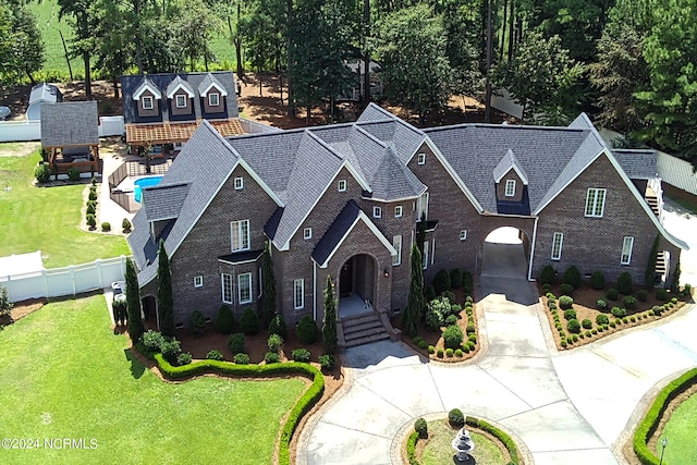 view of front of property featuring a front yard