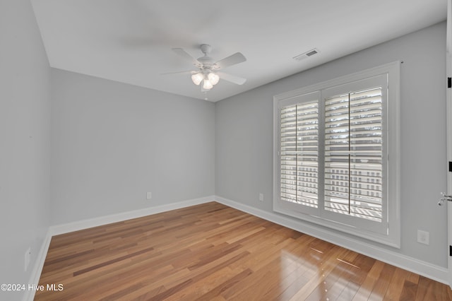 unfurnished room featuring light wood-type flooring and ceiling fan