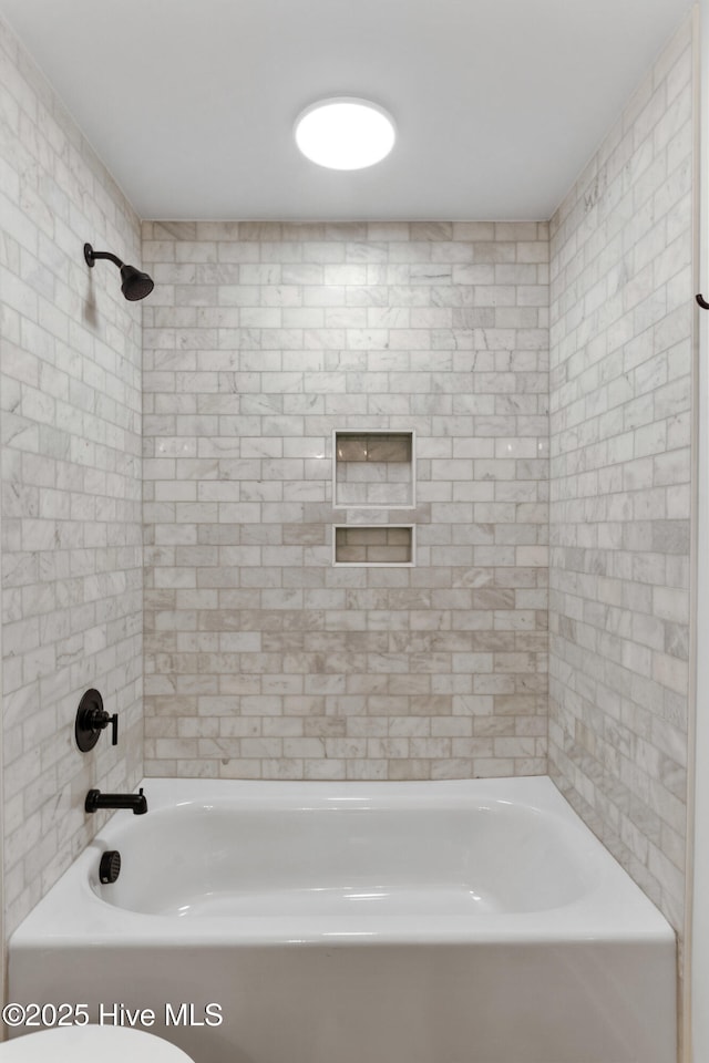 bathroom featuring tiled shower / bath combo