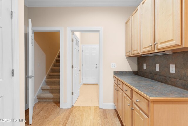 2788 Creek Bridge Ct, Southport, NC 28461 - kitchen with light brown cabinets, light wood-style flooring, tasteful backsplash, dark countertops, and baseboards