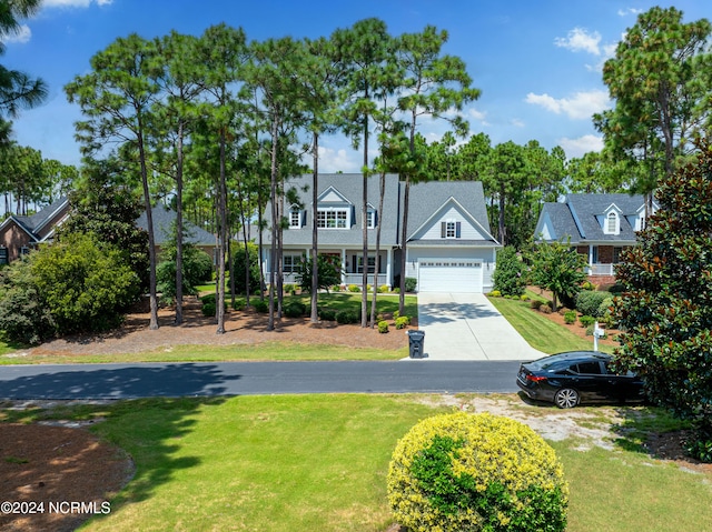 view of front of house featuring a front lawn