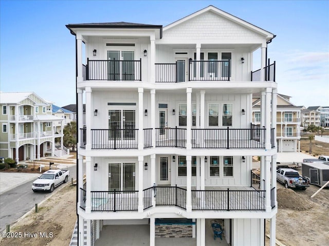 view of front facade featuring a balcony